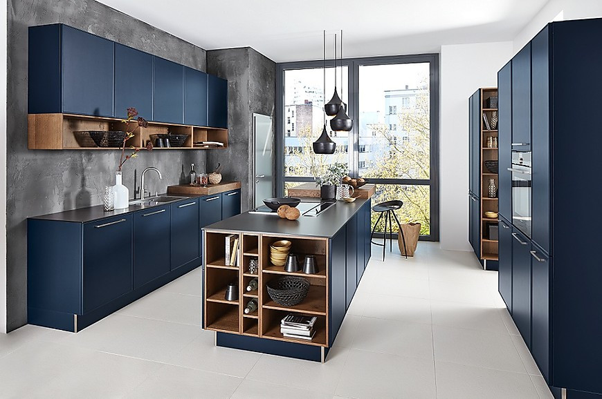 Offene Planung und Küchenfronten in dunkelblauem Mattlack (Nolte Küchen)