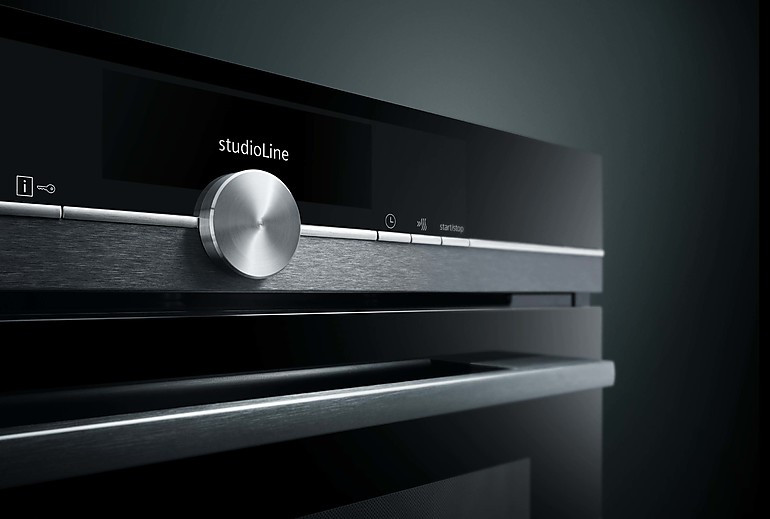 Edles Design und perfekte Bedienbarkeit machen die Backöfen der neuen blackSteel Edition der Siemens studioLine aus
