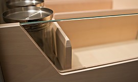 Innenausstattung in heller Kristallbuche mit seitlichen Glaseinsätzen und verstellbaren Trennstegen Zuordnung: Stil Luxusküchen, Planungsart Küchenzeile