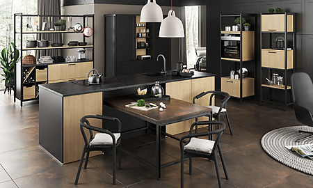 Wohnen, Essen, Kochen: Moderne, schwarze Küchen vereinen das auf stilvolle Weise.