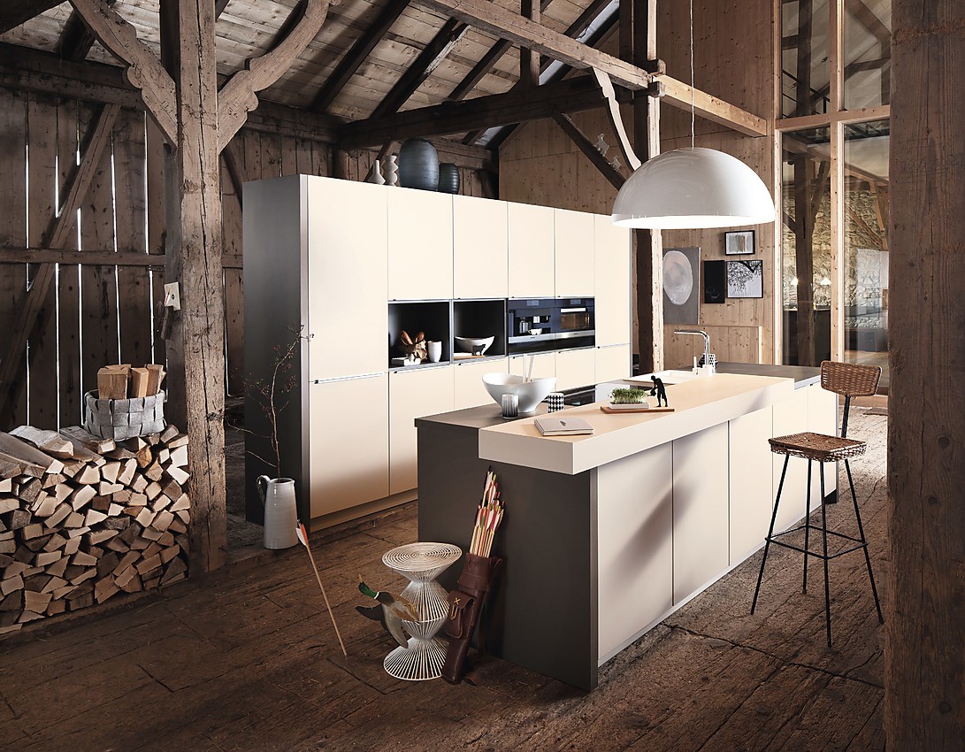 Grifflose designküche mit matten fronten in sandbeige