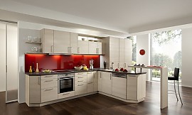 Gemütliche L-Küche mit Sitzmöglichkeit. Zuordnung: Stil Klassische Küchen, Planungsart L-Form-Küche