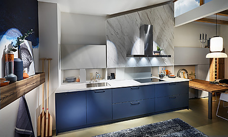 Blaue Küchenzeile im Farbton Samtblau
