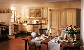 Rustikale Landhausküche, deren Design sich an den Villen des Veneto orientiert. Zuordnung: Stil Landhausküchen, Planungsart L-Form-Küche