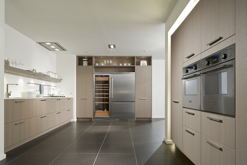 Küche mit sägerauhen Holzfronten und weißer Arbeitsfläche Zuordnung: Stil Klassische Küchen, Planungsart U-Form-Küche