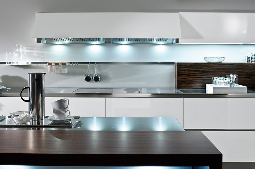 Weiße Küchenzeile mit schönen Lichteffekten