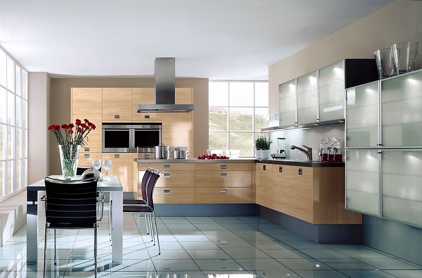 L-Form Küche und Hochschränke aus Kernbuche, Hängeschränke mit Glastüren