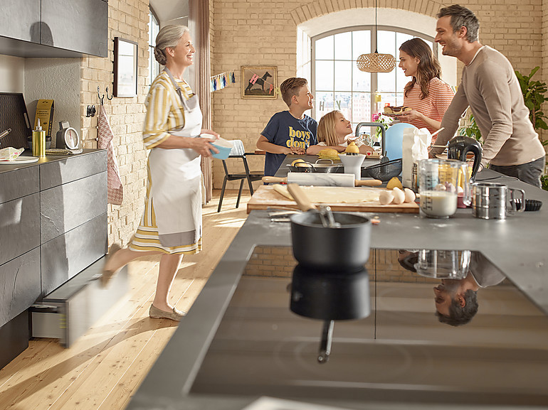 Für Komfort in der Küche sorgt die Sockellösung SPACE STEP von Blum.