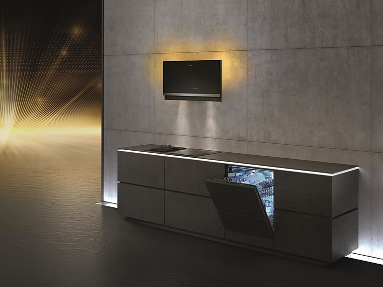 Die Siemens Dunstabzugshauben der studioLine blackSteel Edition sind designorientiert, hochwertig gearbeitet und verfügen dank emotionLight über mehr als 200 Hintergrundfarben