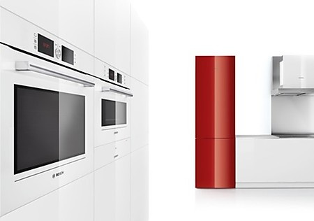 Die gestalterische Anpassungsfähigkeit von Glas kommt allen zugute, die sich für Ästhetik, Design und Individualität begeistern können. Elektrogeräte mit Glasfronten sorgen für beeindruckende Farbtupfer in monochromen Küchenlandschaften.
