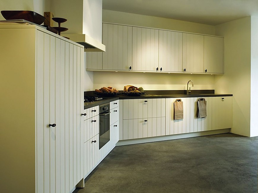 Küchenzeile und Oberschränke Cardiff deckend lackiert mit Feinstrukturlack in Camé, senkrechte Lamellenfugen (Eggersmann)