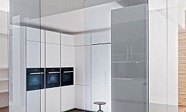 Dieses Küchenkonzept besticht durch sein auffällig modernes Design. Die Küchengeräte werden innerhalb der Glaskonstruktion perfekt in Szene gesetzt. Zuordnung: Stil Design-Küchen, Planungsart Detail Küchenplanung