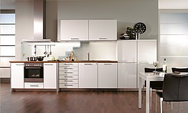 Klassische, funktionelle Küchenzeile für den kleinen Haushalt. Zuordnung: Stil Klassische Küchen, Planungsart Küchenzeile