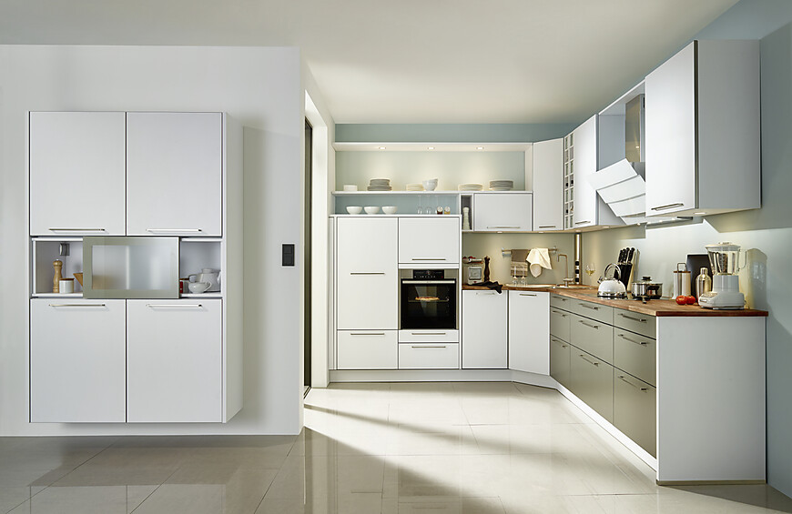 Wohnliche, weiß-graue L-Form-Küche im zeitlosen Stil (Bauformat Küchen)