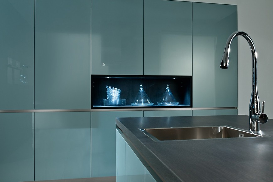 Designerküche in Stahlblau mit Regal in der Schrankwand