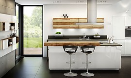 Edle Inselküche mit Echtglasfronten. Zuordnung: Stil Moderne Küchen, Planungsart Küchenzeile