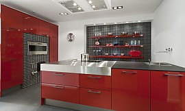 Moderne Küche mit Regalborden in gefliester Nische und Edelstahlarbeitsplatte Zuordnung: Stil Moderne Küchen, Planungsart U-Form-Küche