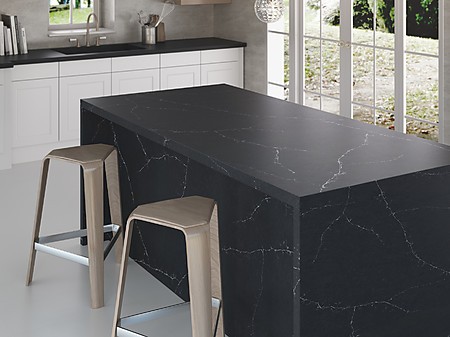 Kochinsel mit Arbeitsplatte und Wangen im selben Material