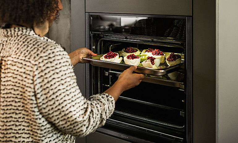 NEFF Backofen mit Circotherm Heißluft und Slide&Hide Tür