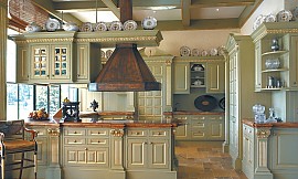 Mit Blattgold-Applikationen; Aus der Osterfield Collection Zuordnung: Stil Landhausküchen, Planungsart U-Form-Küche