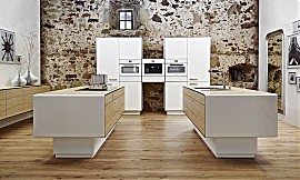 Koch- und Spülbereich der Design ART PIA werden auf zwei formschönen Insel verteilt. Abgerundete Kanten lassen die moderne Küche sehr leicht und einladend wirken. Zuordnung: Stil Design-Küchen, Planungsart Küche mit Sitzgelegenheit
