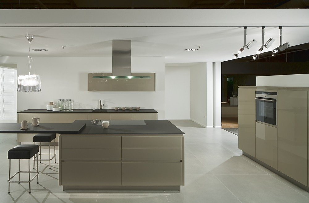 Küche mit Design-Dunstabzug sowie matten Glasarbeitsplatten Zuordnung: Stil Moderne Küchen, Planungsart Küche mit Küchen-Insel