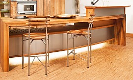 Massivholzküche in Nussbaum: Kücheninsel mit Theke und Sitzgelegenheit Zuordnung: Stil Moderne Küchen, Planungsart L-Form-Küche