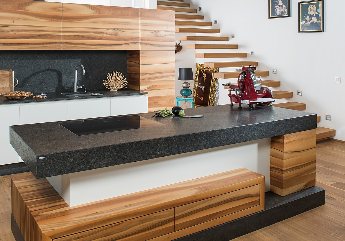 Moderne Küche in Holz und Weiß mit Leather Look ... Eine graue kochinsel kombiniert mit weißen hochschränken und oberschränken in eiche.