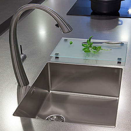 Spüle als Einzelbecken und moderne Edelstahl-Armatur