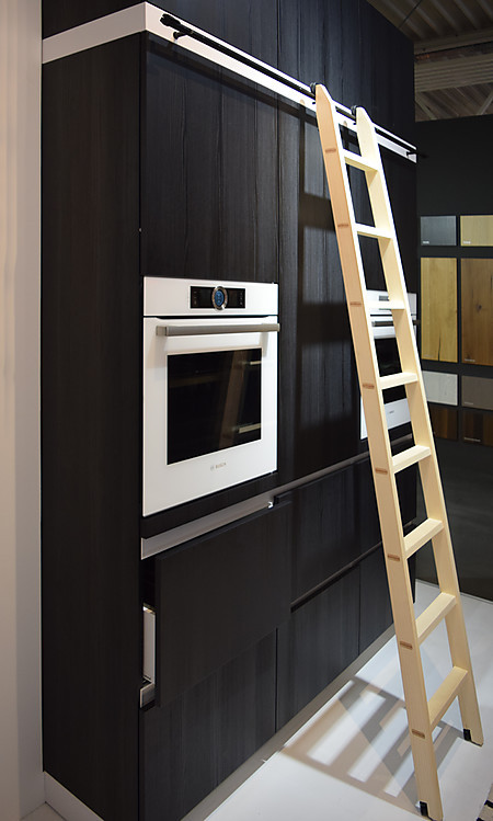 Kontraste bringen Leben in die Küche - hier eine schwarze Küche mit weißen Backofen.