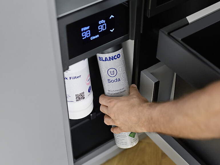 Eine LED Anzeige informiert über Wasserfilter und CO2-Zylinder
