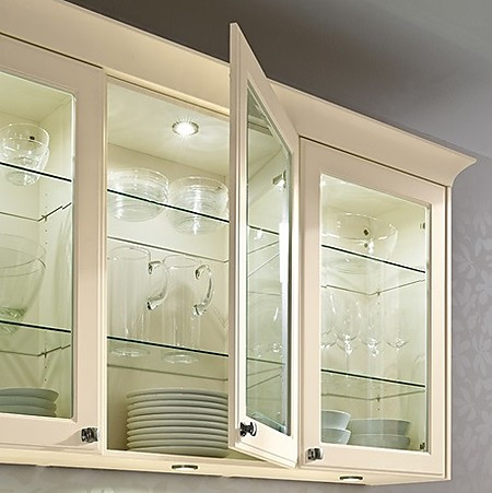 Glastüren und Oberschränke mit Elementen aus Glas entfalten ihre Wirkung in einer Landhausküche.