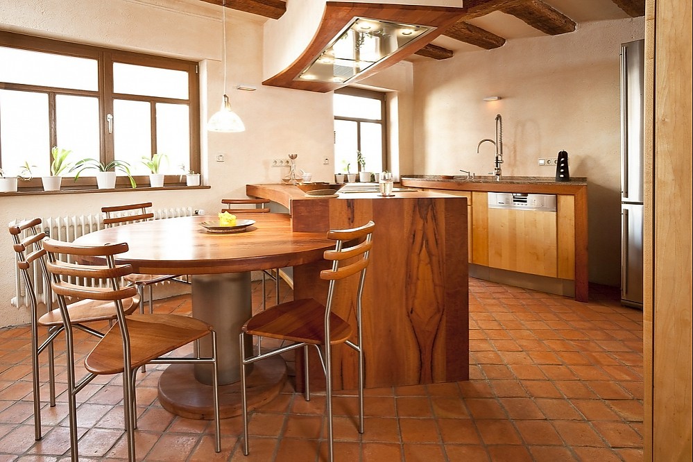 Kücheninsel mit rundem Tisch als gemütliche Sitzgelegenheit Zuordnung: Stil Landhausküchen, Planungsart Küche mit Küchen-Insel