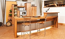Vollholzküche in Nussbaum mit Kücheninsel Zuordnung: Stil Landhausküchen, Planungsart U-Form-Küche