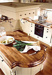 Landhausküche mit Kücheninsel