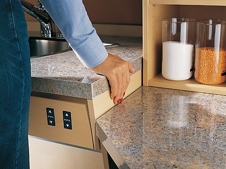 Funktionale: Küchenplanung: Ist die Arbeitsplatte höhenverstellbar geplant, kann die Arbeitshöhe individuell eingestellt werden.