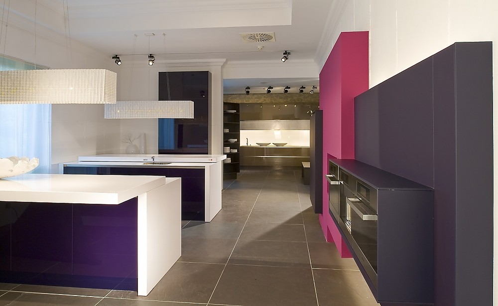 Moderne Küche mit mehreren Brombeertönen und weiß, sowie zwei Kücheninseln mit je einer Theke Zuordnung: Stil Design-Küchen, Planungsart Küche mit Küchen-Insel