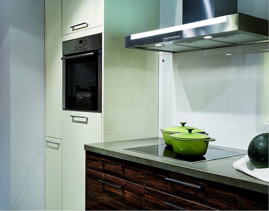 Küchenzeile und Gerätehochschrank in Weiß und Olive