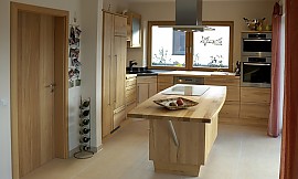 Mit Kücheninsel, Massivholzarbeitsplatte und Granitspüle Zuordnung: Stil Moderne Küchen, Planungsart Küche mit Sitzgelegenheit