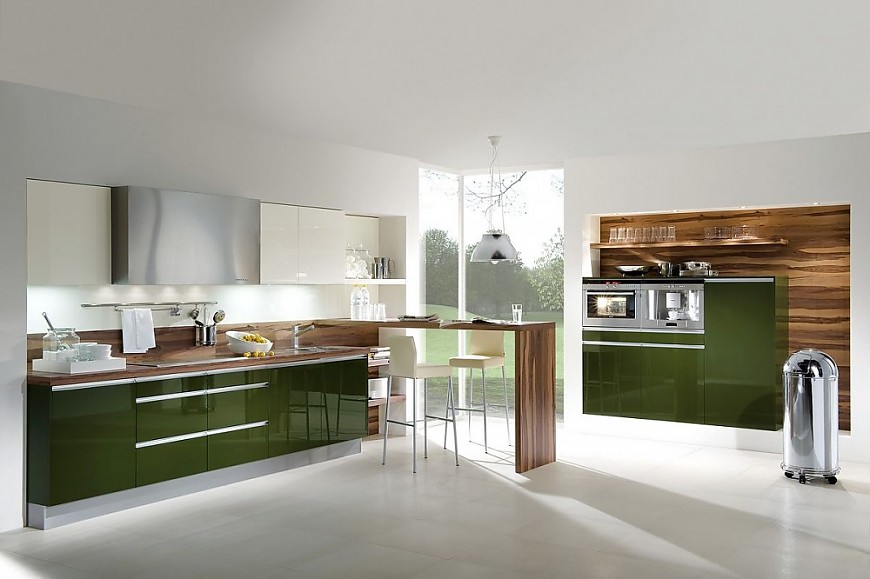 Grifflose Küche in Hochglanz Olivgrün und dunklem Holz mit Esstheke