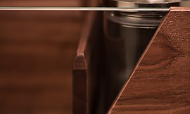Nussbaum Schubladen mit Glaseinsatz und verstellbaren Trennstegen Zuordnung: Stil Landhausküchen, Planungsart Küche mit Sitzgelegenheit