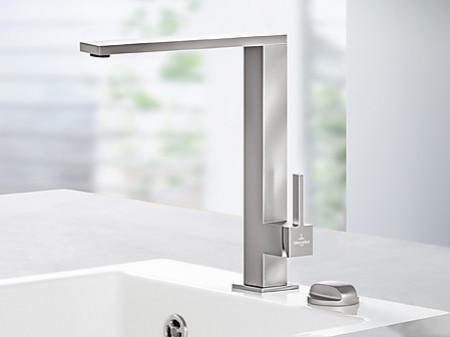 Designarmatur aus Edelstahl in kantiger Optik