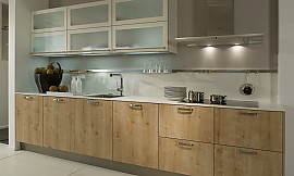 Moderne Holzküche mit heller Eiche kombiniert mit weißen Arbeitsflächen und Hängeschränken Zuordnung: Stil Moderne Küchen, Planungsart U-Form-Küche