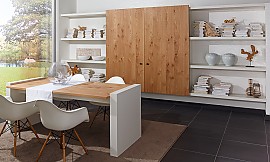 Moderner Essbereich mit Holzelementen in Asteiche. Zuordnung: Stil Klassische Küchen, Planungsart Küche mit Sitzgelegenheit