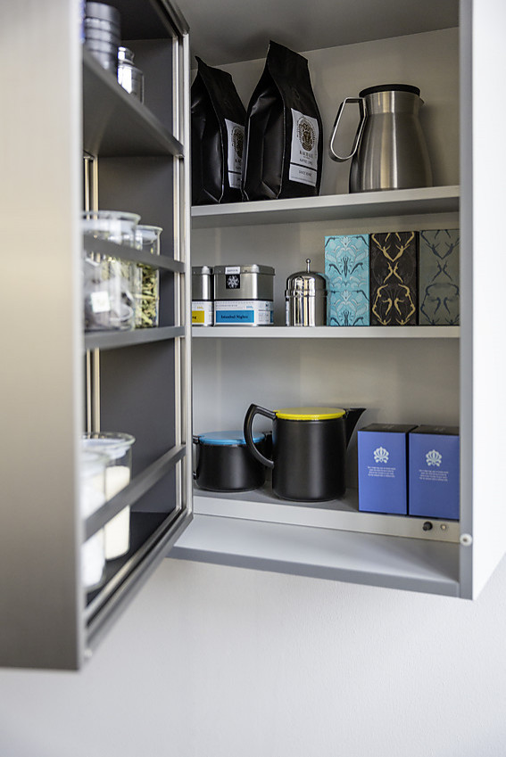 Die neuartige Schrankausstattung Interior+ von LEICHT bringt eine neue Ebene der Innenorganisation bei Küchenschränken ins Spiel. In hochwertiger Edelstahloptik und mit Funktionselementen in Anthrazit teilt sich das Innenleben von Hoch- und Hängeschränken auf feste und herausschwenkbare Bereiche auf. Auf diese Weise wird ein Maximum an Stauraum zugänglich gemacht und der Schrankinhalt ist jederzeit bequem erreichbar. Zuordnung: Stil Moderne Küchen, Planungsart Detail Küchenplanung