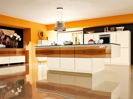 Küche mit Glasfront im Holzdesign