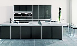 Eleganz und Geradlinigkeit in dunklem Metallic-Ton hinter Glas mit feinem Aluminium-Rahmen. Zuordnung: Stil Design-Küchen, Planungsart U-Form-Küche