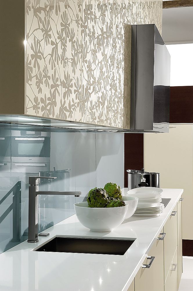 Küchenzeile in Hochglanz Weiß und Oberschrank mit Floralglastüren in kieselgrau