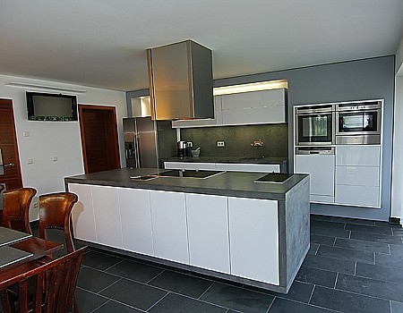 Grifflose Küche, hochglanz weiß, mit Betonarbeitsplatte