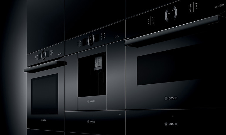 Komplett in Schwarz: Backöfen und Kompaktgeräte der accent line carbon black von Bosch